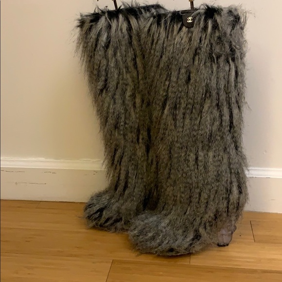 CHANEL 2010 Fantasy Fur Boots - Picture 2 of 9